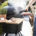 Cuisson d'une viande au barbecue kamado Kamal 1.0 XL noir mat ø53 cm