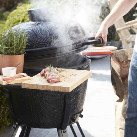 Cuisson d'une viande au barbecue kamado Kamal 1.0 XL noir mat ø53 cm