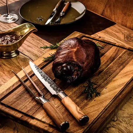 Fourchette à viande Olive Forged sur une planche à découper