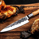 Couteau du chef 16 cm Olive Forged sur une planche à découper