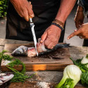 Découpe d'un poisson avec le couteau à filet Olive Forged