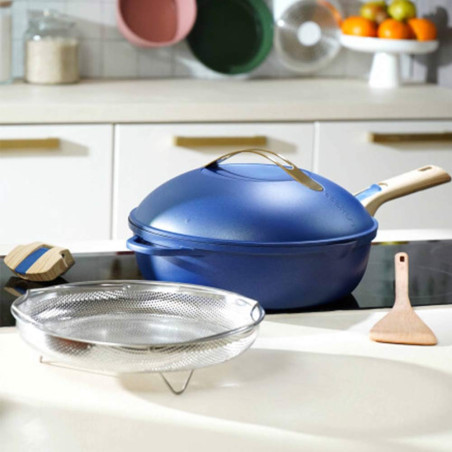 Poêle La Fabuleuse Saphir 24 cm Cookut sur un plan de travail