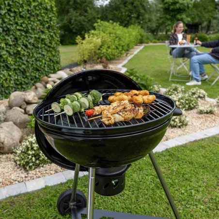 Cuisson d'aliments sur le barbecue charbon Smok 60 Cook'in Garden