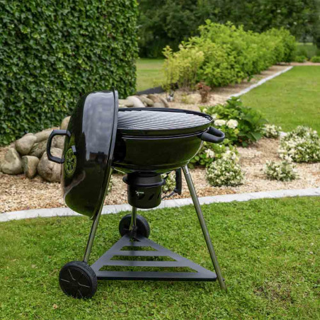 barbecue charbon Smok 60 Cook'in Garden sur une pelouse