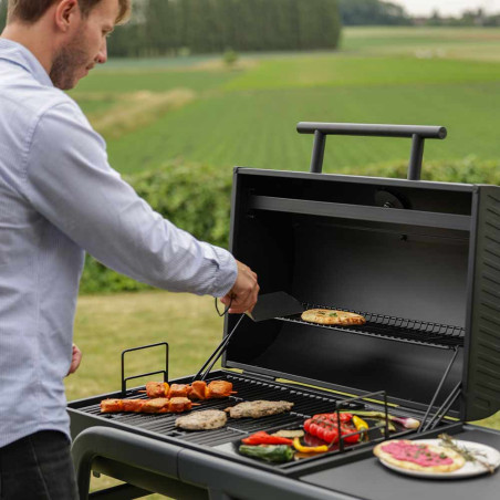 Cuisson d'aliments sur le barbecue charbon Tonino 70 Cook'in Garden