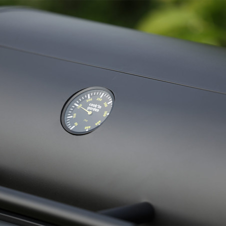 Zoom sur le thermomètre du barbecue charbon Tonino 70 Cook'in Garden