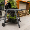 Barbecue charbon Tonino 60 Cook'in Garden ouvert sur une terrasse