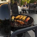 Cuisson d'aliments sur le barbecue charbon Tonino 60 Cook'in Garden
