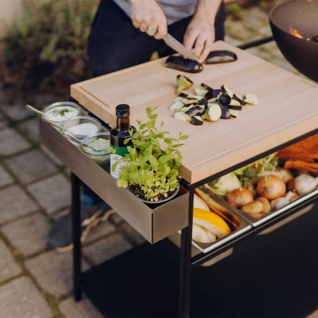 Bac de rangement en inox Höfats positionné sur une cuisine extérieure Fire Kitchen