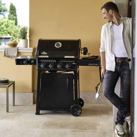 Barbecue gaz Freestyle 425 SIB noir Napoléon sur une terrasse