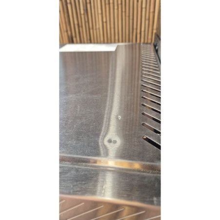 Modèle d'expo - plancha gaz Weber Slate 76 cm sur chariot - coup dans l'inox