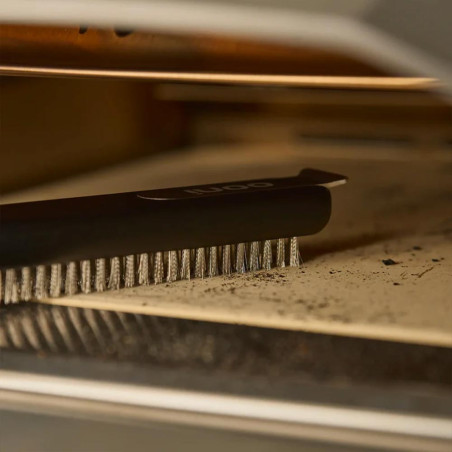 Brosse courte métallique 2 en 1 pour four à pizza Ooni - proche