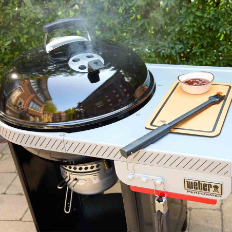 Barbecue PERFORMER 57 cm 2026 Weber - Extérieure proche