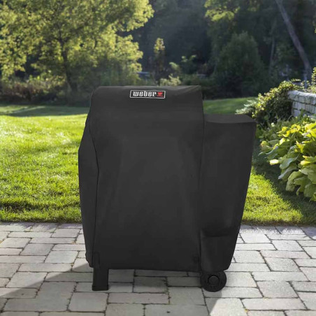 Housse barbecue pour Searwood 600 Weber sur une terrasse