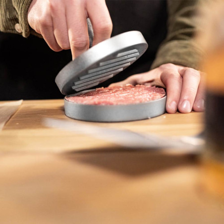 Confection d'un steak avec la presse à burger en aluminium Grillfürst