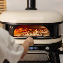 Four a pizza Dome XL Dual Fuel Bone Gozney - manipulation d'une pizza