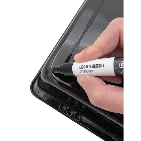 Utilisation du stylo de retouche noir Grillfürst sur une plaque de cuisson