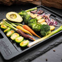 Cuisson de légumes dans la plancha barbecue en fonte Grillfürst pour Spirit 300