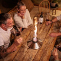 Feu de table SPIN X 1200 Höfats flamme argent éclairant une discussion entre amis