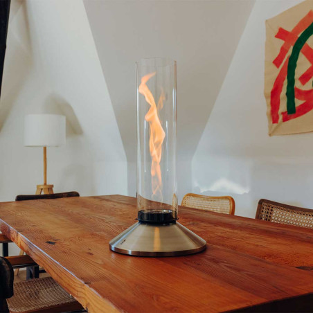 Feu de table SPIN X 1200 Höfats flamme argent sur une table de salle à manger