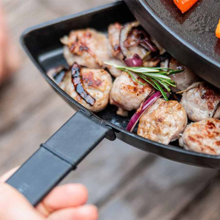 Zoom sur la cuisson d'aliments dans un poêlon pour le Circle 35 Höfats