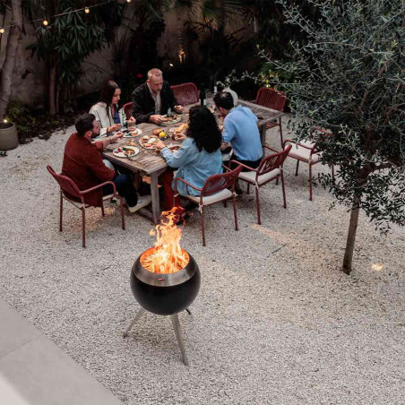 Brasero Moon 55 avec pied haut Höfats sur une terrasse en cailloux
