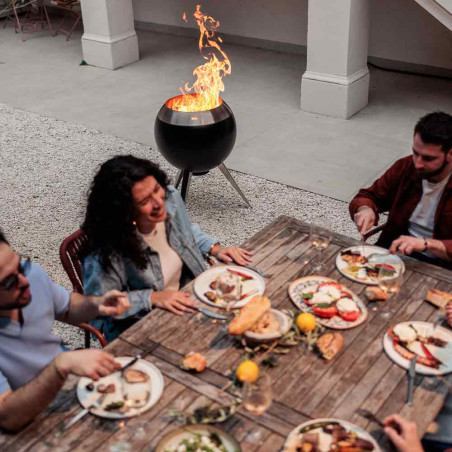 Brasero Moon 55 avec pied haut Höfats - repas en extérieur