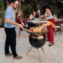 Plancha en fonte émaillée pour brasero Moon 55 Höfats - préparation du repas