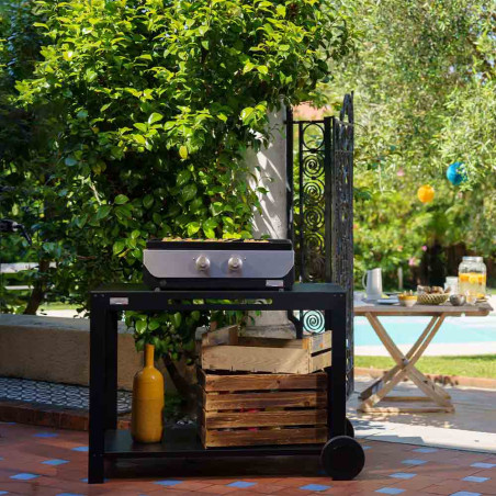 Plancha gaz Original 260 Duo Le Marquier dans un jardin