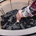Zoom sur les morceaux de charbon de bois Kamado Joe