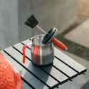 Pot à badigeonner en acier + pinceau Kamado Joe sur une tablette