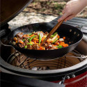 Cuisson de légumes sur le wok en acier au carbone Kamado Joe