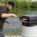 Pelle à pizza noire Prismo Outdoorchef - cuisson d'une pizza