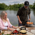 Pelle à pizza noire Prismo Outdoorchef - préparation de pizzas