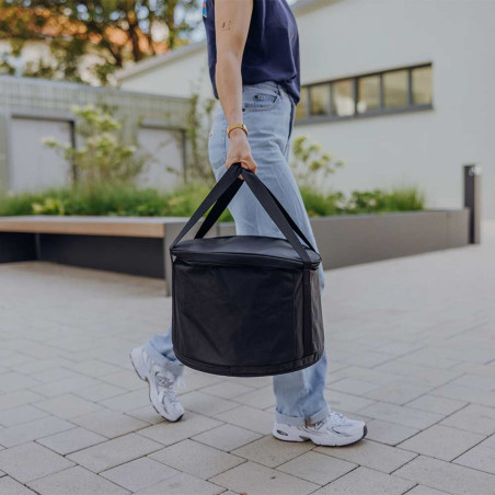 Femme portant le sac de transport pour Circle 35