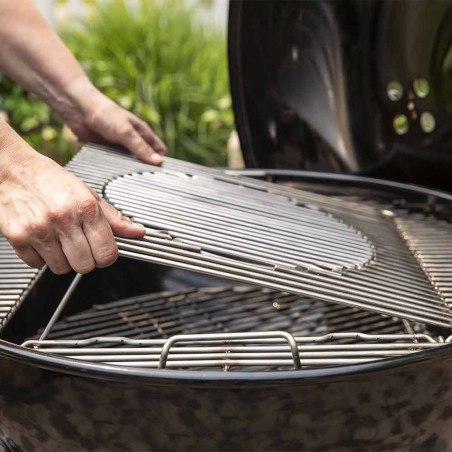 Barbecue charbon Master Touch E-6755 cm Weber - installation de la grille de cuisson
