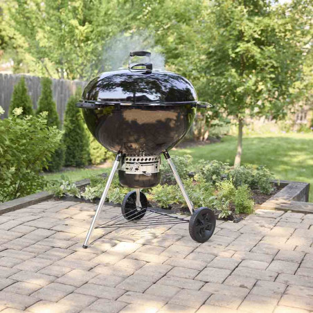 Barbecue charbon Master Touch E-6755 cm Weber - sur une terrasse