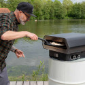 Four à pizza gaz Prismo 420 G Outdoorchef - enfournage d'une pizza