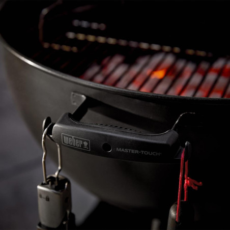 Barbecue charbon Master-Touch 57 cm GBS  Stealth Weber - poignée