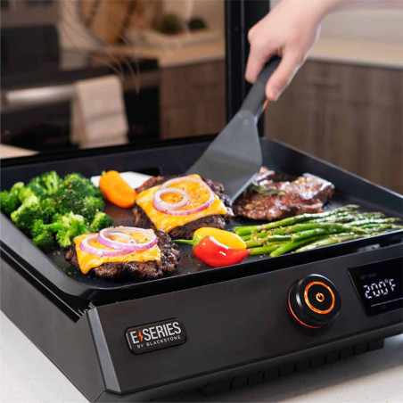 Plancha électrique Série E-43 avec couvercle de cuisson Blackstone - préparation de burgers