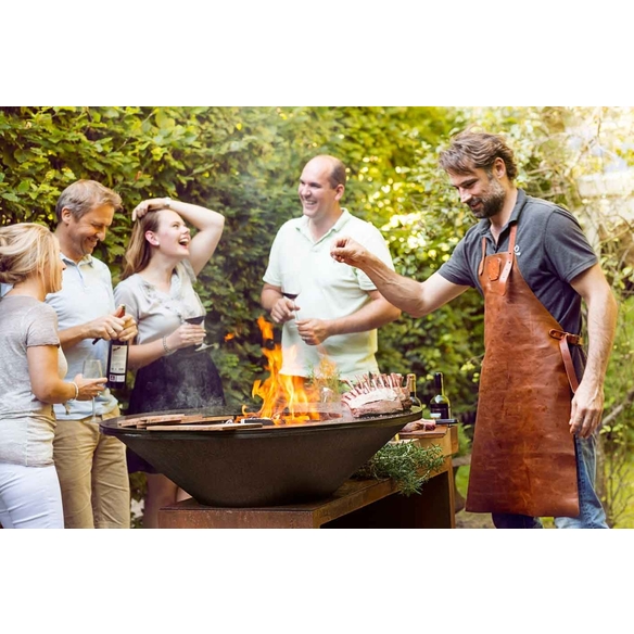 Cuissons conviviales autour du feu du Brasero corten OFYR Storage 100