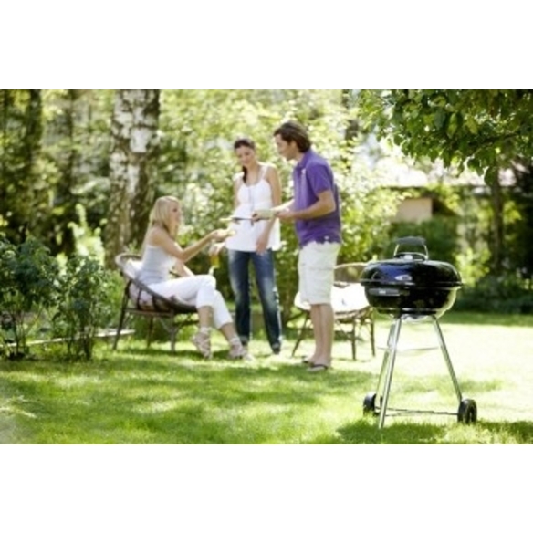 Barbecue charbon Weber Compact Kettle 47 cm en situation