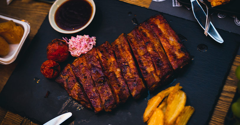 Travers de porc au barbecue marinés aux épices