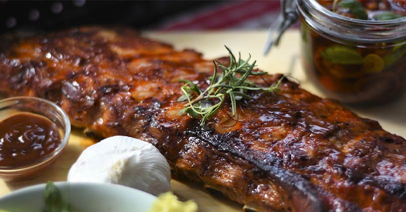 Côtes de porc à la plancha, marinade au citron vert et frites de patates douces