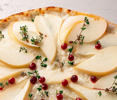 Pizza poire chèvre amandes et airelles