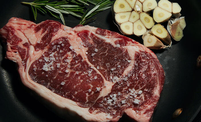 Côte de bœuf au barbecue et beurre à l’ail