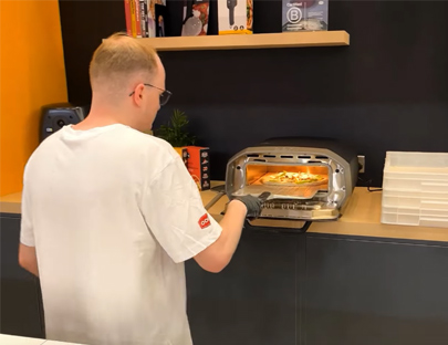 Cuisson d'une pizza dans le four à pizza électrique Volt 12 Ooni