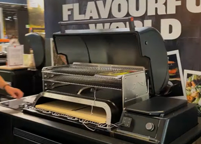 Barbecue pellets Timberline XL Traeger ouvert avec four à pizza