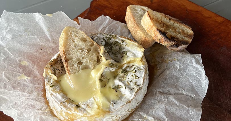 Camembert rôti au barbecue au thym et miel