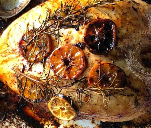 Dinde de Noël rôtie au barbecue à l’orange et menthe